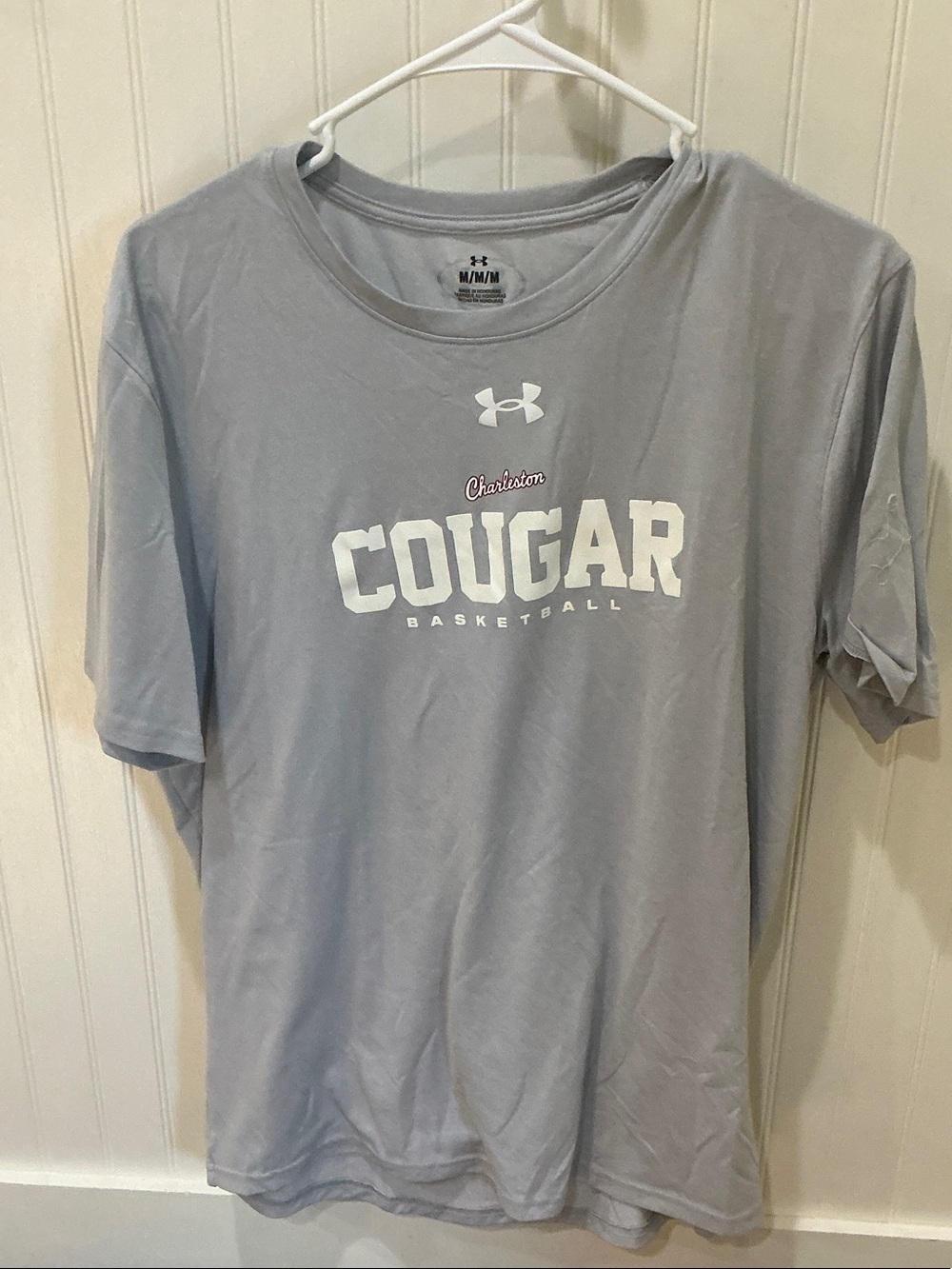 Under Armour Men’s Charleston Cougar Basketball Short Sleeve Tee — Light Gray